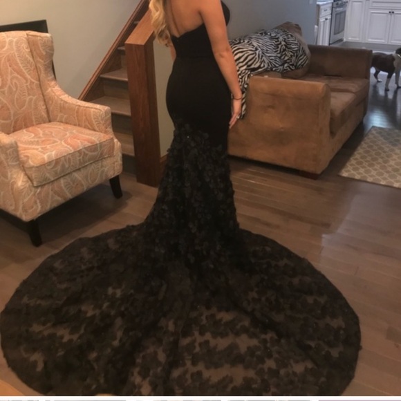 Elegant Black Evening Gown - Picture 1 of 5